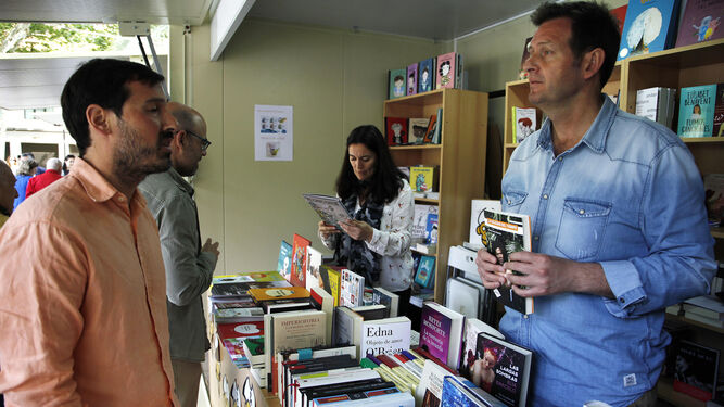 El 'stand' de la librería La Isla de Papel en la Feria del Libro.