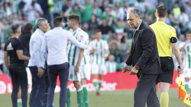 Caparrós realiza un gesto durante el partido en el Benito Villamarín.