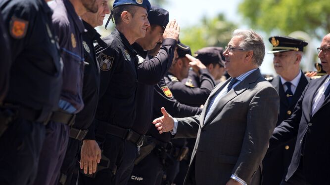 El ministro del Interior, Juan Ignacio Zoido, saluda a agentes de la Policía Nacional ayer en Málaga.