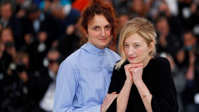 Alice Rohrwacher con su hermana e intérprete Alba (dcha.) en la presentación de 'Lazzaro Felice', ayer, en Cannes.