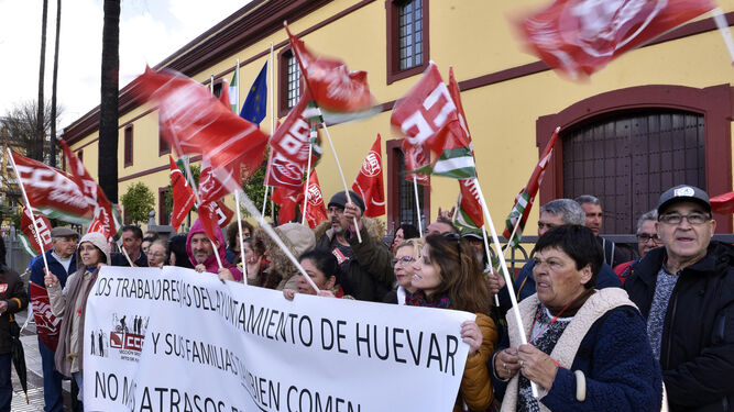Parte de la plantilla municipal protestando ante la Diputación, el pasado 2 de marzo.