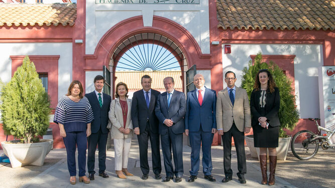 El presidente de la Diputación de Sevilla, en el centro, ayer en la inauguración de la convención empresarial en el municipio de La Rinconada.