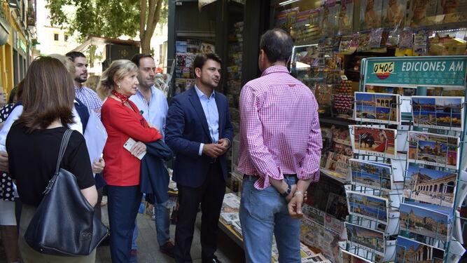 Beltrán Pérez, candidato del PP a la Alcaldía, en su visita al barrio de la Alfalfa.