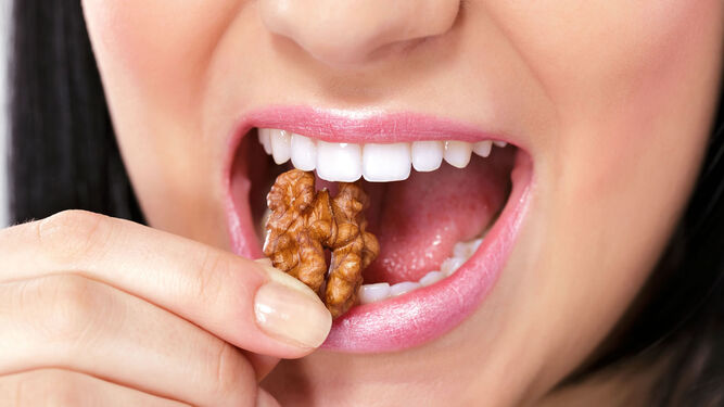 En el número uno del ranking, los alimentos ricos en fósforo, magnesio, vitaminas E y B6, como nueces o almendras.