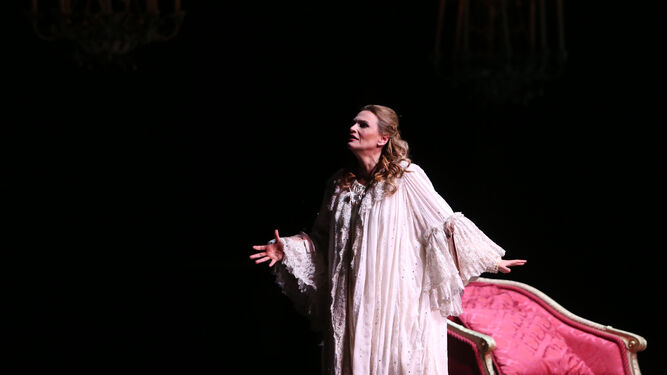 Ainhoa Arteta, en la escena final de 'Adriana Lecouvreur', de Francesco Cilea.