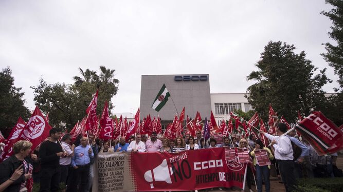 Concentración celebrada ayer en Córdoba organizada por los sindicatos ante la sede de la patronal provincial.