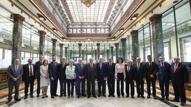 Los integrantes del Consejo de Gobierno del Banco de España, ayer, en su sede de Sevilla.