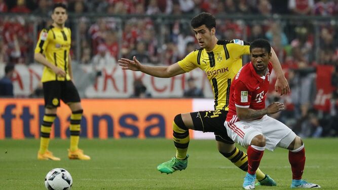 Mikel Merino, con Bartra al fondo, pelea el balón con Douglas Costa en un encuentro de la pasada temporada entre el Dortmund y el Bayern Múnich.