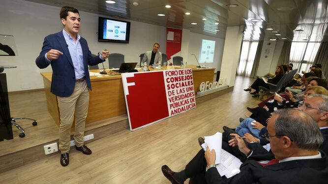 Javier Canas durante la exposición del proyecto en el que participa, Bracelit, ayer en la Facultad de Ciencias Económicas y Empresariales.