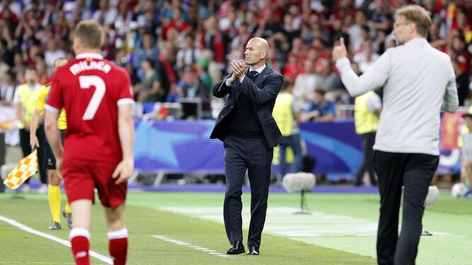Zidane aplaude a sus futbolistas.