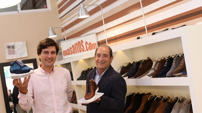 Antonio Fagundo, director general de Masaltos.com, y Andrés Ferreras, cofundador de la empresa, muestran sus zapatos en su tienda de la calle Feria.