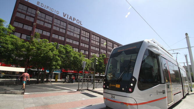 El tranvía de Sevilla su paso por Viapol.