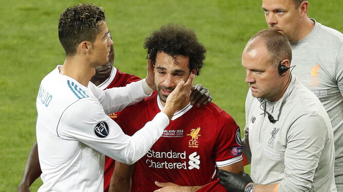 Salah es consolado por Cristiano Ronaldo tras su lesión