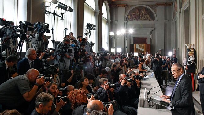 Carlo Cottarelli, nuevo primer ministro italiano, da una rueda de prensa ayer tras mantener una reunión con el presidente de la república, Sergio Mattarella.