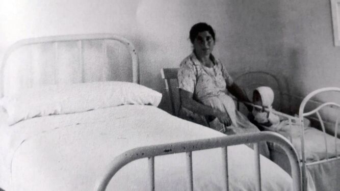 Una mujer y un niño, en el Hospital de Maternidad de Montellano.