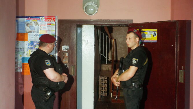 La policía ucraniana en el portal de la vivienda del periodista.