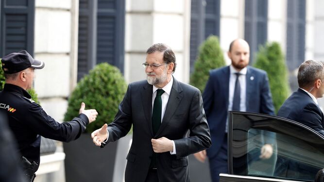 Rajoy, a su llegada al Congreso.