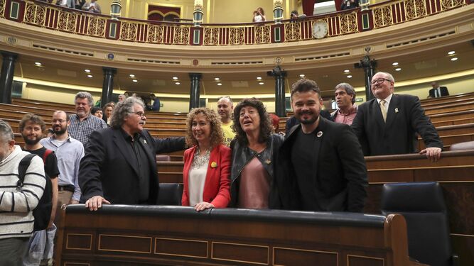 Los diputados de ERC Joan Tardà, Ester Capella,  Teresa Jordà y Gabriel Rufián (izda. a dcha.), ayer en el hemiciclo del Congreso tras el derribo del Gobierno de Mariano Rajoy.