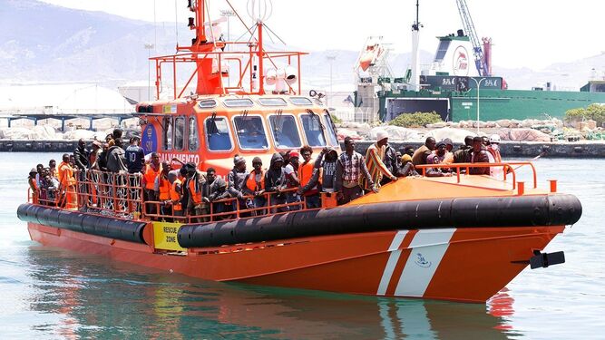 Una embarcación de Salvamento Marítimo traslada a un grupo de inmigrantes rescatados ayer a Motril.