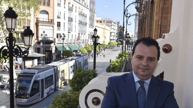 Francisco José Fernández, en la terraza de la oficina de Cremades-Calvo Sotelo en la Avenida de la Constitución.