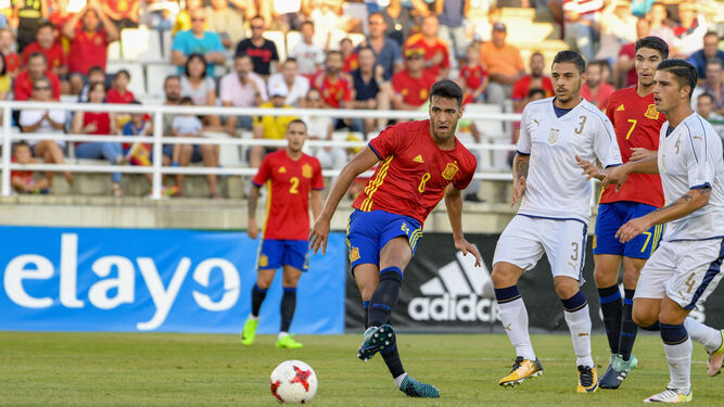 Mikel Merino lanza un penalti en un encuentro entre España e Italia sub 21.