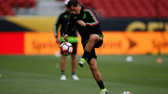 Andrés Guardado controla el balón en un entrenamiento con México.