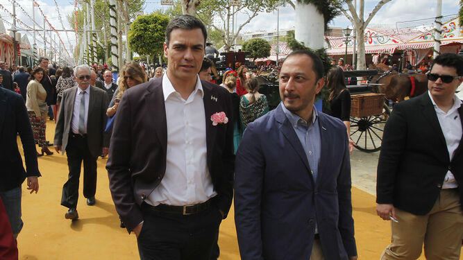 Pedro Sánchez y Alfonso Rodríguez Gómez de Celis, en la Feria de Sevila.