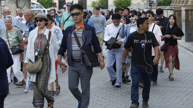 Turistas asiáticos recorren el centro de Sevilla, donde su presencia cada vez resulta más habitual.