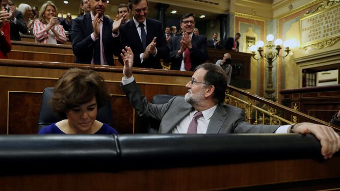 Soraya Sáenz de Santamaría y Mariano Rajoy, a su llegada al hemiciclo del Congreso en la sesión de control del miércoles pasado.