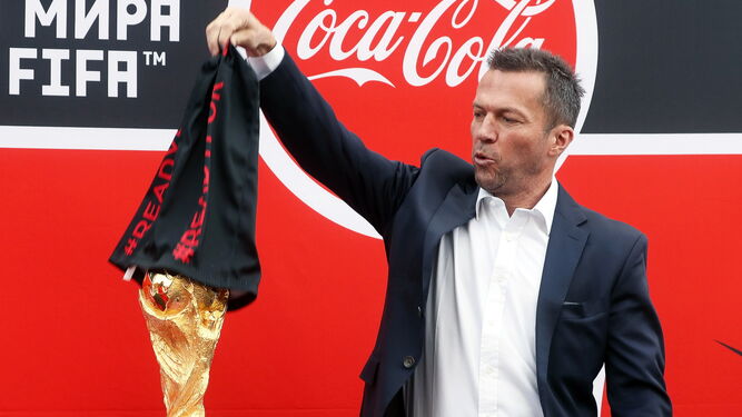 Lothar Matthäus descubre el trofeo.