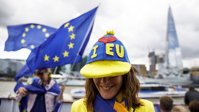 Un 'Brexit' sin un acuerdo con Bruselas hundiría al Reino Unido
