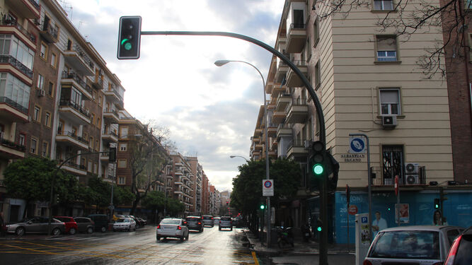 Una avenida regulada por semáforos en a capital.