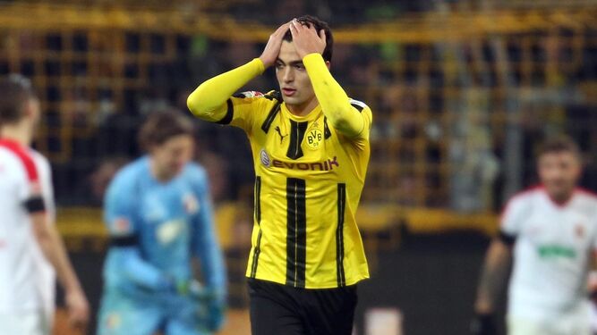 Mikel Merino, en un encuentro durante su etapa en el Borussia Dortmund.