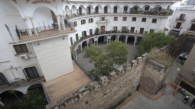 El tramo de muralla separa la Plaza del Cabildo de la sede del Servicio Andaluz de Salud de la Avenida.