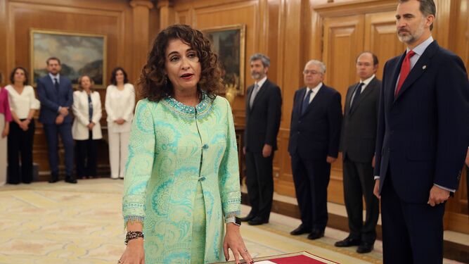 La nueva ministra de Hacienda, María Jesús Montero, promete su cargo ante el Rey.