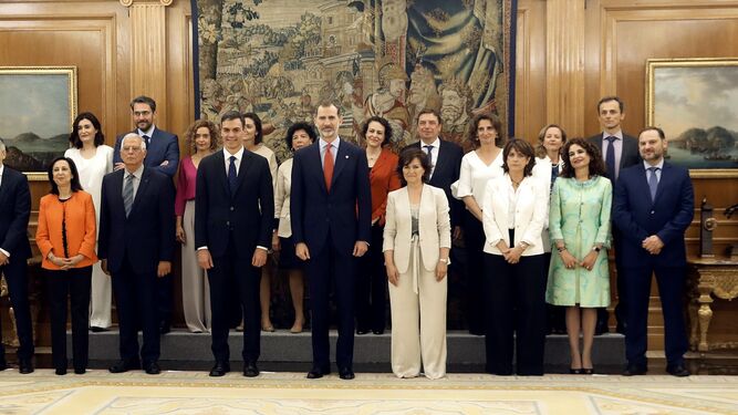 Los nuevos ministros, acompañados del Rey Felipe Felipe VI (c), y el presidente del gobierno Pedro Sánchez (2i)