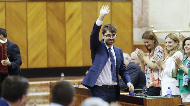 El economista socialista José Antonio Hidalgo García, saluda mientras es aplaudido en el Parlamento andaluz.