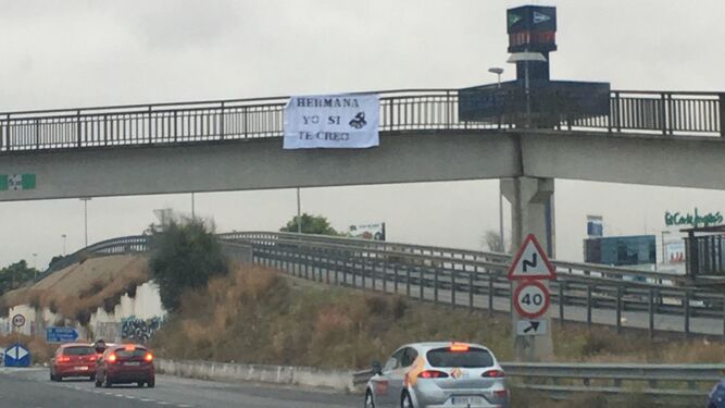Una pancarta de apoyo a la víctima de 'la Manada' junto a Sevilla Este.