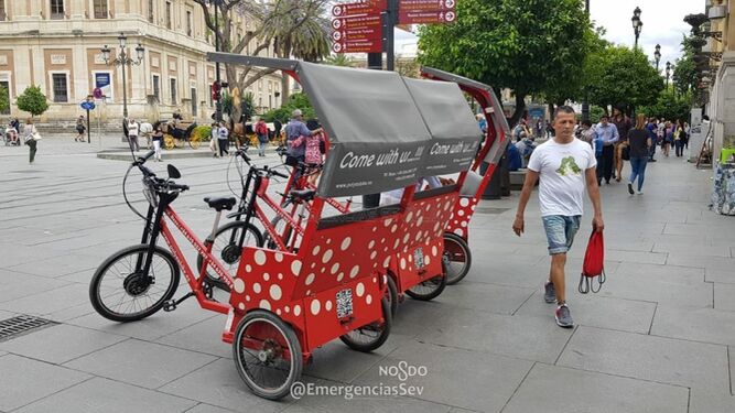 Los triciclos turísticos estacionados estacionados de forma irregular en el Casco Histórico.