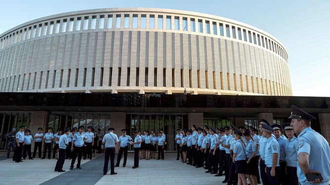 Exteriores del estadio de Krasnodar con policías uniformados.