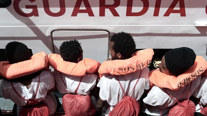 Varios de los migrantes que viajan en el buque 'Aquarius'.