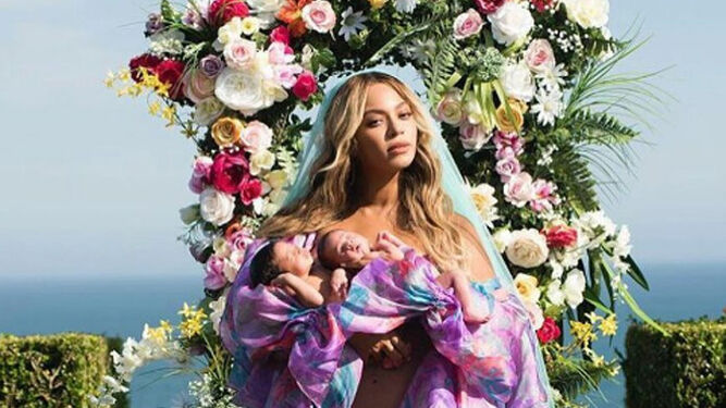 Beyoncé presentando a sus gemelos en julio de 2017 vestida con diseño de Palomo Spain.