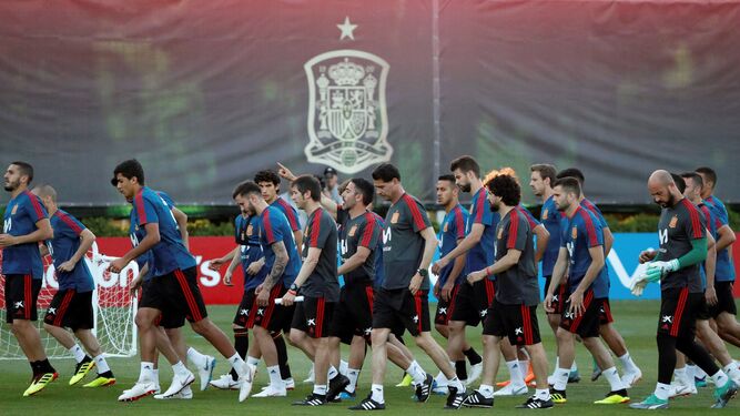 La selección española, en la primera sesión con Fernando Hierro y Albert Celades al frente, ayer por la tarde en Krasnodar.