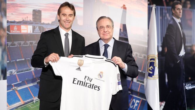 Julen Lopetegui y Florentino Pérez posan con la camiseta del Real Madrid.