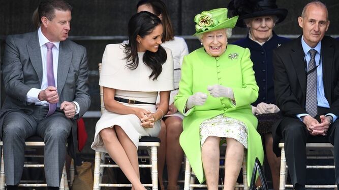 La esposa del príncipe Enrique y la soberana inglesa comparten sonrisas durante la visita.
