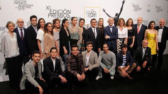 Foto de familia de representantes de la Academia, premiados e invitados famosos.