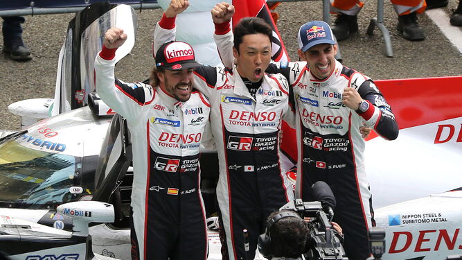 Alonso, Nakajima y Buemi celebran su triunfo en Le Mans.