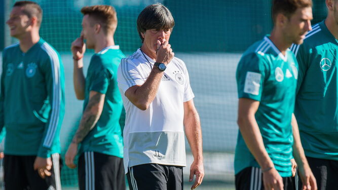 Joachim Löw dirige un entrenamiento de la selección germana.