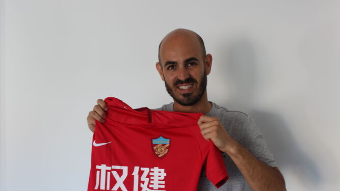 Julio posa con la camiseta del Tianjin Quanjian, para el que juegan Alexandre Pato, Axel Witsel o Anthony Modeste.
