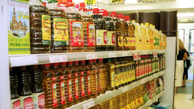 Aceite de oliva a la venta en un supermercado.